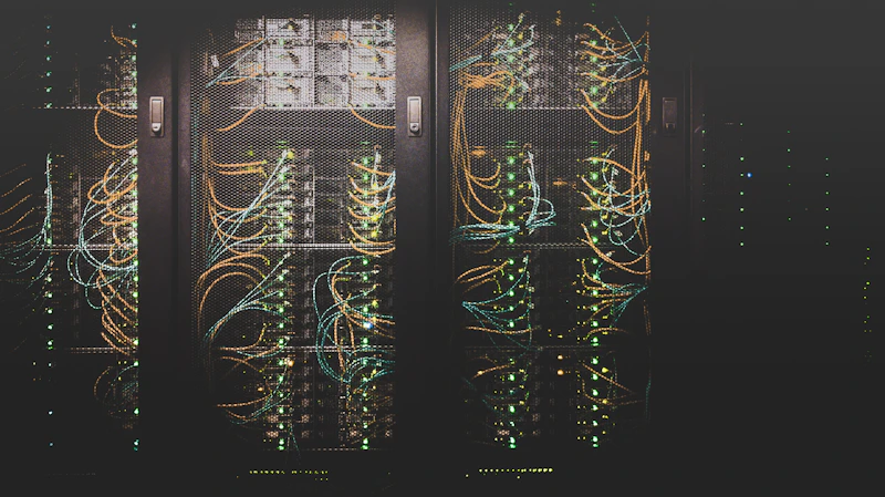 Cabos de rede organizados em um rack de servidores